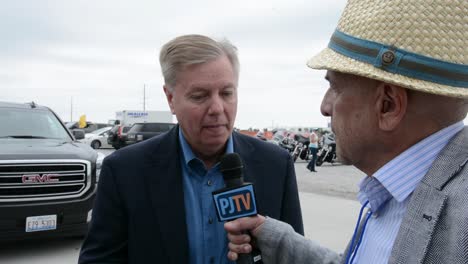 La-Candidata-Presidencial-Del-Partido-Republicano-Lindsay-Graham-Habla-Con-La-Prensa-En-Una-Parada-De-Campaña-En-Iowa