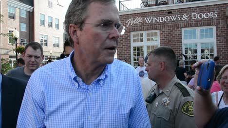 El-Candidato-Presidencial-Del-Partido-Republicano-Jeb-Bush-Habla-Con-Un-Periodista-Ciudadano-En-Un-Evento-De-Campaña-En-Iowa