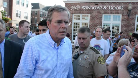 El-Candidato-Presidencial-Del-Partido-Republicano-Jeb-Bush-Habla-Con-Un-Periodista-Ciudadano-En-Un-Evento-De-Campaña-En-Iowa