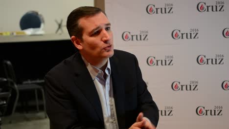 Republican-Party-Presidential-Candidate-Ted-Cruz-Plays-Chess-And-Speaks-To-A-Journalist-At-An-Iowa-Campaign-Event