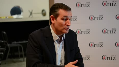 El-Candidato-Presidencial-Del-Partido-Republicano-Ted-Cruz-Juega-Al-Ajedrez-Y-Habla-Con-Un-Periodista-En-Un-Evento-De-Campaña-En-Iowa