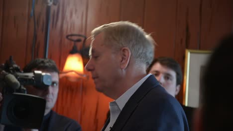 El-Candidato-Presidencial,-El-Senador-Lindsey-Graham,-Habla-Con-Sus-Seguidores-En-Una-Parada-De-Campaña-Política-Antes-Del-Caucus-De-Iowa