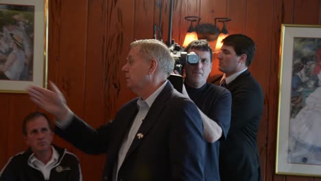 El-Candidato-Presidencial,-El-Senador-Lindsey-Graham,-Habla-Con-Sus-Seguidores-En-Una-Parada-De-Campaña-Política-Antes-Del-Caucus-De-Iowa