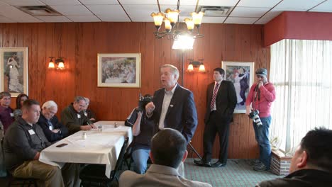 El-Candidato-Presidencial,-Senador-Lindsey-Graham,-Discurso-De-Política-Exterior-En-Una-Parada-De-Campaña-Política-Antes-Del-Caucus-De-Iowa