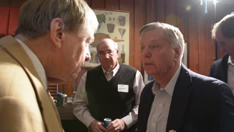 El-Candidato-Presidencial,-El-Senador-Lindsey-Graham,-Habla-Con-Sus-Seguidores-En-Una-Parada-De-Campaña-Política-Antes-Del-Caucus-De-Iowa