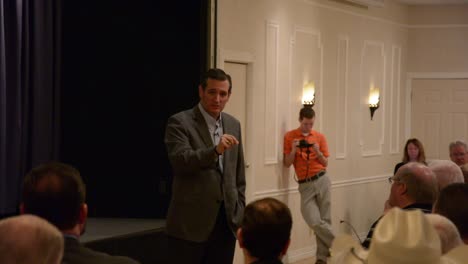 El-Candidato-Presidencial-Conservador-Ted-Cruz-Habla-Sirviendo-A-Los-Votantes-Durante-El-Discurso-Político-Evento-De-Campaña-Del-Caucus-De-Iowa