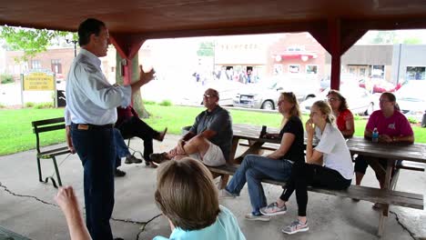 El-Candidato-Presidencial-Rick-Santorum-Habla-Sobre-Su-Historial-A-Un-Grupo-Muy-Pequeño-De-Votantes-Durante-Las-Primarias-De-Iowa