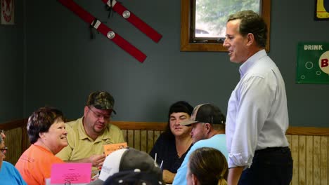 Präsidentschaftskandidat-Rick-Santorum-Spricht-Während-Der-Vorwahlen-In-Iowa-Mit-Einer-Kleinen-Gruppe-Von-Wählern-In-Einem-Diner-Restaurant