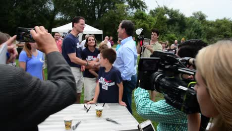 El-Candidato-Presidencial-Rick-Santorum-Saluda-A-Los-Votantes-Y-Simpatizantes-En-Un-Evento-De-Campaña-En-Un-Parque-Durante-Las-Primarias-De-Iowa