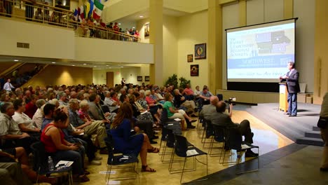 Präsidentschaftskandidat-Rick-Santorum-Spricht-In-Einem-überfüllten-Auditorium-Bei-Einer-Wahlkampfveranstaltung-Während-Der-Vorwahlen-In-Iowa