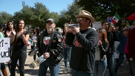 Los-Votantes-Anti-donald-Trump-Se-Reúnen,-Protestan-Y-Gritan-Fuera-De-Un-Evento-Político-Durante-El-Caucus-Republicano-De-Iowa