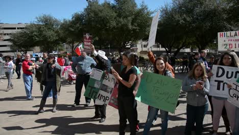 Los-Votantes-Anti-donald-Trump-Se-Reúnen,-Protestan-Y-Gritan-Fuera-De-Un-Evento-Político-Durante-El-Caucus-Republicano-De-Iowa