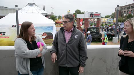 Detrás-De-Escena-Con-El-Gobernador-De-Texas-Rick-Perry-Durante-Su-Presentación-A-Una-Multitud-De-Simpatizantes,-Iowa-Caucus