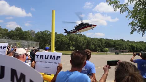 Der-Sikorsky-S-76-Vip-hubschrauber-Des-Präsidentschaftskandidaten-Donald-Trump-Landet-Bei-Einer-Wahlkampfveranstaltung-Während-Der-Politischen-Vorwahlen-Der-Republikanischen-Vorwahlen-In-Iowa