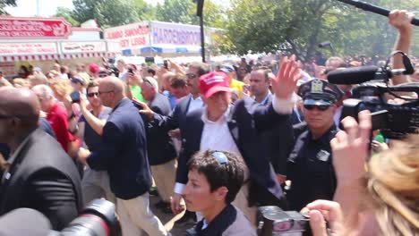 El-Candidato-Presidencial-Donald-Trump-Camina-A-Través-De-Una-Multitud-De-Simpatizantes-En-Un-Mitin-Político-De-La-Feria-Del-Condado-Durante-La-Campaña-Primaria-Del-Caucus-Republicano-De-Iowa