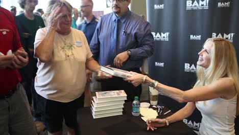 Autora-Conservadora,-Comentarista-Política-Y-Experta-Ann-Coulter-Posa-Para-Fotografías-Con-Votantes-Y-Lectores-De-Adios-America,-Durante-El-Caucus-De-Iowa