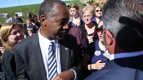 El-Candidato-Presidencial-Republicano-Conservador-Afroamericano,-El-Dr.-Ben-Carson,-Hace-Política-Minorista-Saludando-A-Los-Apoyos-Después-De-Un-Discurso-Del-Caucus-De-Iowa