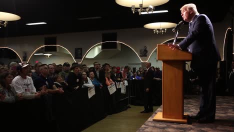 El-Candidato-Presidencial-Republicano-De-Estados-Unidos,-Donald-Trump,-Habla-Sobre-Trucos-Políticos,-Contribuyentes-De-Campaña,-Negociaciones,-Durante-El-Caucus-De-Iowa