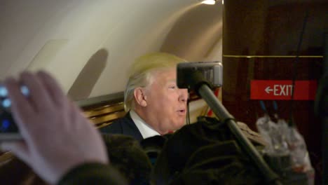 El-Candidato-Presidencial-Republicano-Estadounidense-Donald-Trump-Habla-Con-Los-Reporteros-En-Su-Avión-Sobre-Sus-Oponentes-Políticos-Durante-El-Caucus-De-Iowa