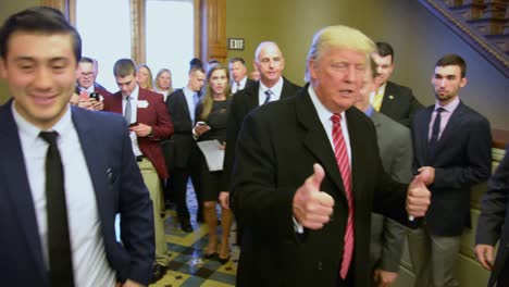 El-Candidato-Presidencial-Republicano-De-Estados-Unidos,-Donald-Trump,-Posa-Para-Fotografías-Y-Bromea-Con-Sus-Seguidores-Durante-Un-Evento-De-Campaña-Política-Del-Caucus-De-Iowa.