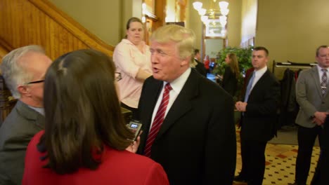 El-Candidato-Presidencial-Republicano-De-Estados-Unidos-Donald-Trump-Habla-Con-Reporteros-Y-La-Prensa-Durante-Un-Evento-De-Campaña-Política-Del-Caucus-De-Iowa