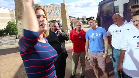 El-Candidato-Presidencial-Republicano-De-Estados-Unidos,-Donald-Trump,-Coordinador-De-Campaña-Instruye-A-Jóvenes-Trumpster-Voluntarios-Antes-De-Un-Evento-De-Campaña-Del-Caucus-De-Iowa