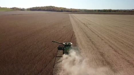 Drohnenaufnahmen-Aus-Der-Luft-Eines-Iowa-Bauern,-Der-An-Einem-Sonnigen-Tag-Im-Mittleren-Westen-Des-Ländlichen-Amerikanischen-Farmgürtels-Einen-Mechanisierten-Mähdrescher-In-Einem-Maisfeld-Fährt