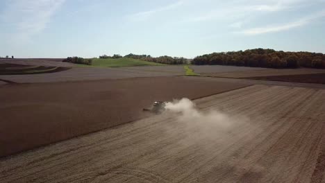 Imágenes-Aéreas-De-Drones-De-Un-Granjero-De-Iowa-Conduciendo-Una-Cosechadora-Mecanizada-En-Un-Campo-De-Maíz-En-Un-Día-Soleado-Del-Medio-Oeste-En-El-Cinturón-Rural-Americano