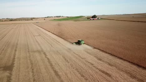 Drohnenaufnahmen-Aus-Der-Luft-Eines-Iowa-Bauern,-Der-An-Einem-Sonnigen-Tag-Im-Mittleren-Westen-Des-Ländlichen-Amerikanischen-Farmgürtels-Einen-Mechanisierten-Mähdrescher-In-Einem-Maisfeld-Fährt