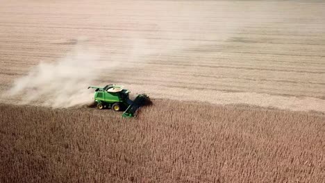 Drohnenaufnahmen-Aus-Der-Luft-Eines-Iowa-Bauern,-Der-An-Einem-Sonnigen-Tag-Im-Mittleren-Westen-Des-Ländlichen-Amerikanischen-Farmgürtels-Einen-Mechanisierten-Mähdrescher-In-Einem-Maisfeld-Fährt