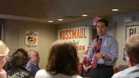 El-Candidato-Presidencial-Republicano-De-Estados-Unidos,-El-Gobernador-Scott-Walker,-Habla-Con-Sus-Partidarios-Sobre-Su-Elección-De-Destitución-En-Un-Pequeño-Evento-De-Campaña-Del-Caucus-De-Iowa