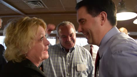 El-Candidato-Presidencial-Republicano-De-Estados-Unidos,-El-Gobernador-Scott-Walker,-Habla-Con-Sus-Partidarios-En-Un-Pequeño-Evento-De-Campaña-Del-Caucus-De-Iowa