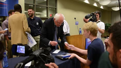 El-Candidato-Presidencial-Demócrata-Progresista-Socialista,-El-Senador-Bernie-Sanders,-Firma-Autógrafos-Y-Fotografías,-Caucus-De-Iowa