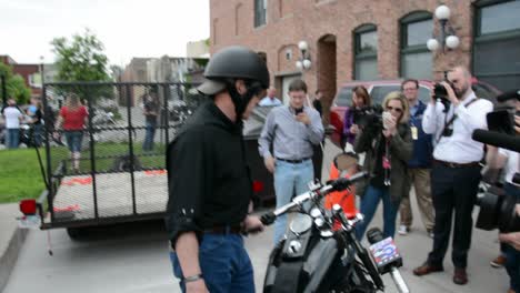 Gouverneur-Rick-Perry-Fährt-Auf-Dem-Harley-Davidson-Motorrad-Eines-Verwundeten-Tierarztes-Und-Unterstützt-Die-Puppy-Jake-Foundation,-Iowa-Caucus