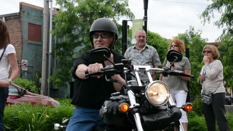 Ocurre-Un-Accidente-Mientras-El-Gobernador-Rick-Perry-Monta-Una-Motocicleta,-Apoyando-A-La-Fundación-Puppy-Jake,-Iowa-Caucus