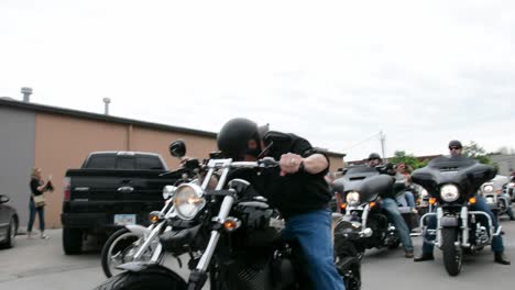 Gouverneur-Rick-Perry-Fährt-Auf-Dem-Harley-Davidson-Motorrad-Eines-Verwundeten-Tierarztes-Und-Unterstützt-Die-Puppy-Jake-Foundation,-Iowa-Caucus