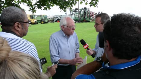 Socialist-Progressive-Democrat-Presidential-Candidate-Senator-Bernie-Sanders-Speaks-To-A-Cnn-Reporter,-Iowa-Caucus