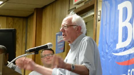 Socialist-Progressive-Democrat-Candidate-Senator-Bernie-Sanders-Talks-About-Infrastructure,-Trade-Policy,-Jobs,-Iowa-Caucus