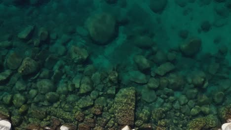 Drohne-Steigt-Aus-Der-Luft-über-Das-Klare,-Blaue,-Transparente-Wasser-Des-Lake-Tahoe-An-Der-Grenze-Zu-Nevada,-Kalifornien