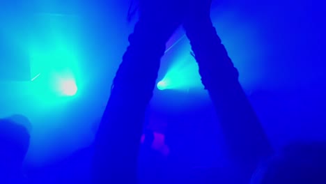 Konzertmassen,-Die-Während-Einer-Rave--Oder-Tanzparty-In-Einem-Club-Oder-Einer-Disco-Tanzen