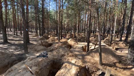 Fosas-Comunes-Sugieren-Crímenes-De-Guerra-Rusos-En-Un-Bosque-En-Izium,-Ucrania-Tras-La-Liberación-De-Las-Regiones