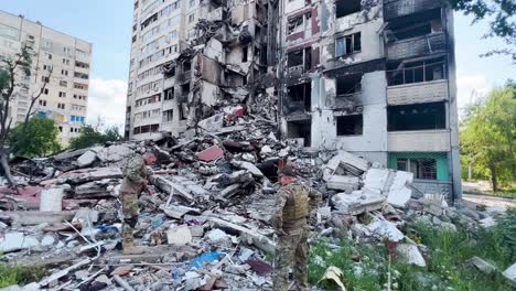 Soldados-Ucranianos-Inspeccionan-Un-Complejo-De-Apartamentos-Destruido-En-La-Línea-Del-Frente-En-El-Este-De-Ucrania-Durante-La-Guerra