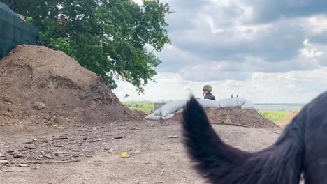 Un-Soldado-En-Un-Búnker-Tiene-Un-Cachorro-Como-Amigo-En-El-Frente-De-La-Guerra-En-Ucrania