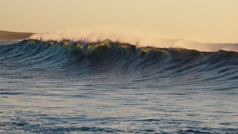 Hermosas-Olas-Del-Océano-En-Cámara-Lenta-Chocando-Y-Rompiendo-En-La-Orilla-Del-Mar-En-Hawaii