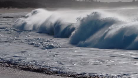 Hermosas-Olas-Del-Océano-En-Cámara-Lenta-Chocando-Y-Rompiendo-En-La-Orilla-Del-Mar-En-Hawaii