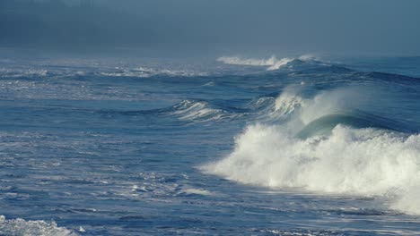 Hermosas-Olas-Del-Océano-En-Cámara-Lenta-Chocando-Y-Rompiendo-En-La-Orilla-Del-Mar-En-Hawaii