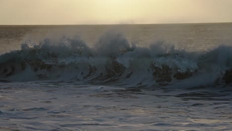 Hermosas-Olas-Del-Océano-En-Cámara-Lenta-Chocando-Y-Rompiendo-En-La-Orilla-Del-Mar-En-Hawaii