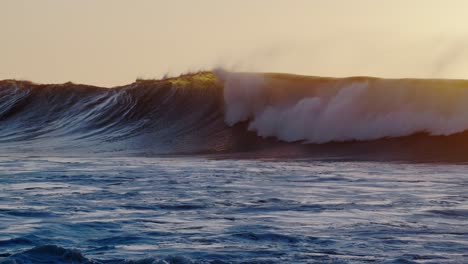 Hermosas-Olas-Del-Océano-En-Cámara-Lenta-Chocando-Y-Rompiendo-En-La-Orilla-Del-Mar-En-Hawaii