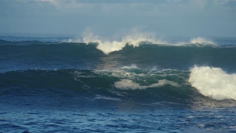 Hermosas-Olas-Del-Océano-En-Cámara-Lenta-Chocando-Y-Rompiendo-En-La-Orilla-Del-Mar-En-Hawaii