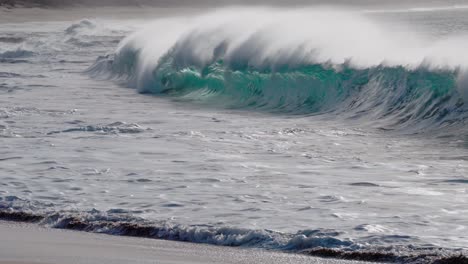 Hermosas-Olas-Del-Océano-En-Cámara-Lenta-Chocando-Y-Rompiendo-En-La-Orilla-Del-Mar-En-Hawaii